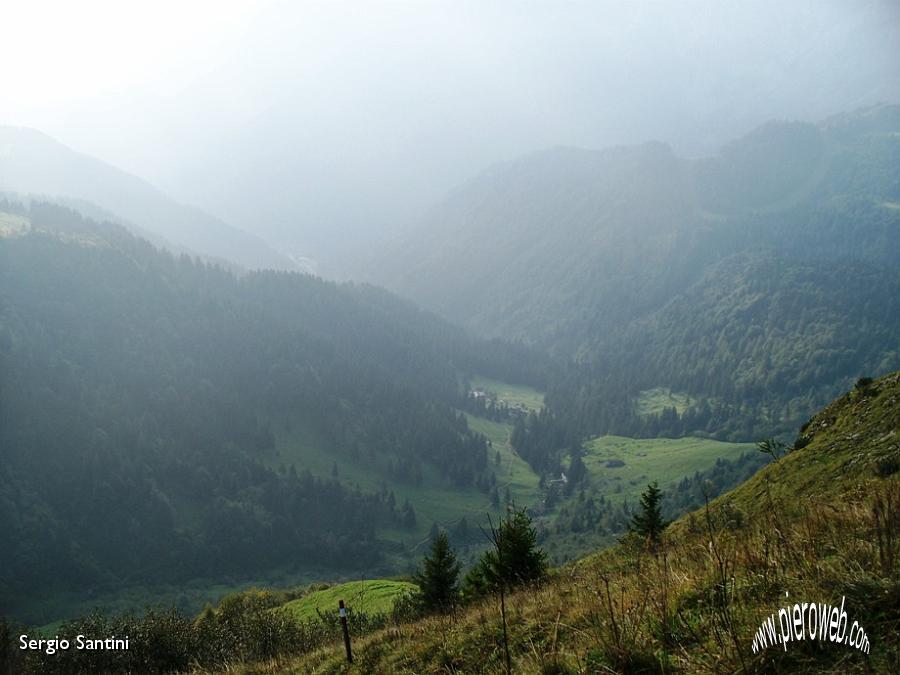 02 Dal passo uno sguardo verso rif. Alpe Corte.JPG